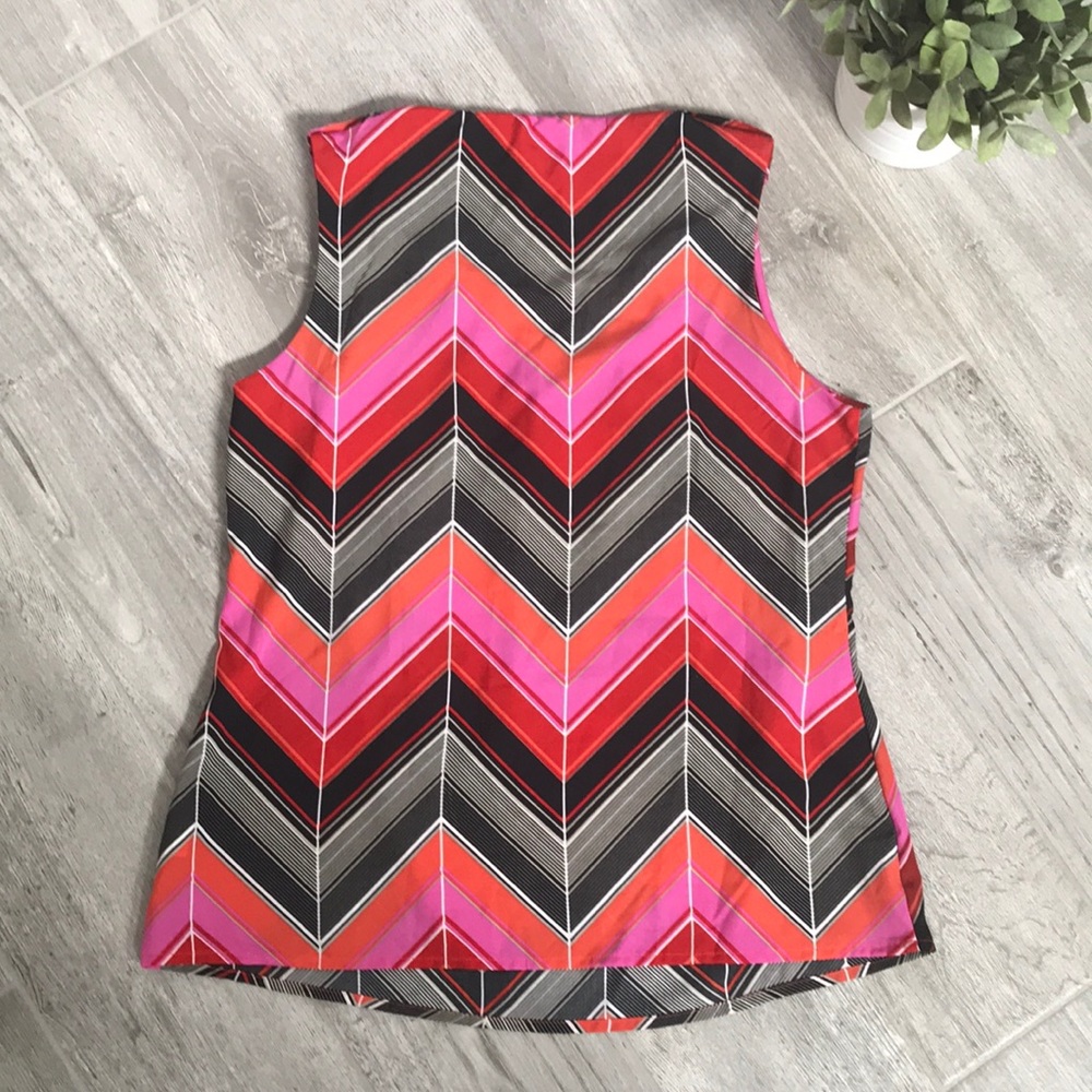 BANANA REPUBLIC sleeveless zig zag top - Picture 2 of 6